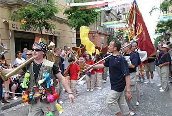 La 'fiesta de los coros' llena la Barceloneta de música y color