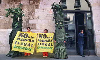 Dos 'Ents' de Greenpeace protestan ante el Palau contra la madera ilegal