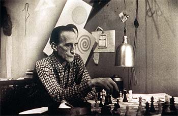 MARCEL DUCHAMP, JUGANDO AL AJEDREZ, FOTOGRAFIADO POR JESSE FERNÁNDEZ EN NUEVA YORK EN 1968.
