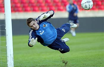 Estirada de Casillas durante el último entrenamiento de ayer.