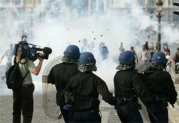 Raffarin rebaja la reforma educativa y sube el salario mínimo para frenar las huelgas