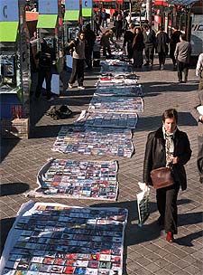  Top manta  en una calle de Madrid el pasado mes de noviembre.