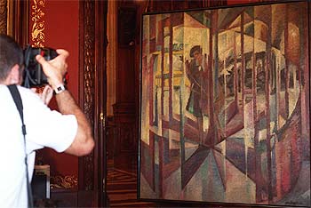 Un fotógrafo dispara su cámara ante  La puerta giratoria , de Guezala, ayer, en la Diputación de Vizcaya.