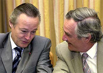 El ministro de Ciencia y Tecnología, Josep Piqué (izquierda), con el diputado de CiU Xavier Trias. rnrn EFE
