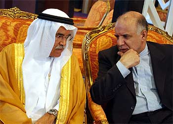 Alí al Naimi, ministro del Petróeo saudí (izquierda), conversa con su homólogo de Irán, Bijan Zangeneh, ayer en Doha.