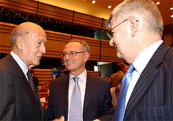 De izquierda a derecha, Valéry Giscard d'Estaing, Klaus Hansch y Joschka Fischer, en la Convención Europea.