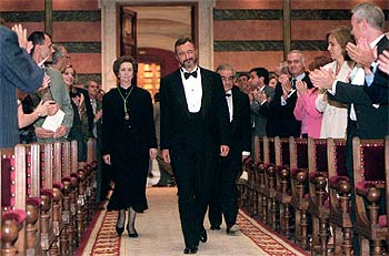 Arturo Pérez-Reverte entra en el salón de la Academia con Margarita Salas y Luis Ángel Rojo. rnrn MIGUEL GENER