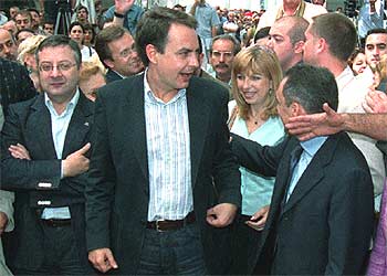 La diputada desertora, en la fiesta de Simancas y Zapatero.