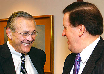 Donald Rumsfeld y lord Robertson, durante la reunión de ministros de la OTAN, ayer, en Bruselas.
