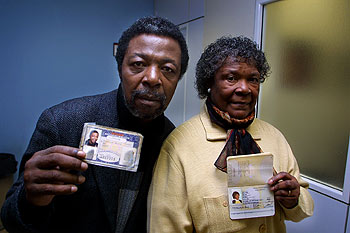 Marcos Mba muestra un viejo DNI que conserva, y Adelina Kola, su pasaporte caducado.rnrn MARCEL.LÍ SÁENZ