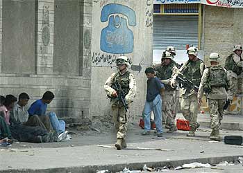 Soldados estadounidenses detienen a varios iraquíes después de que un militar resultara herido en Mosul.