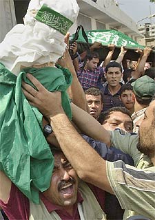 Funeral de la hija de un líder de Hamás muerta en un ataque israelí en Gaza.