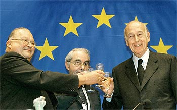 Giscard d'Estaing (derecha), el belga Dehaene (izquierda) y el italiano Amato (centro), brindando ayer al final de la sesión de la Convención.