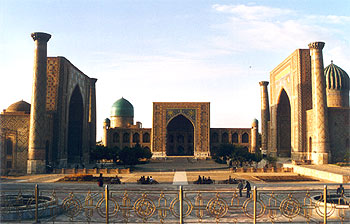 La plaza del Registán, en Samarkanda, y sus tres   madrassas:   Ulugbek (izquierda), Tila Kori (centro) y Shir Dor.