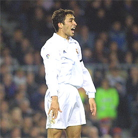 Raúl, durante un partido con el Madrid.