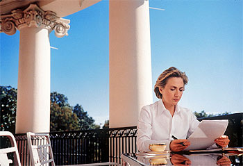 Hillary Clinton, en la terraza de la Casa Blanca, en octubre de 1998. La fotografía fue portada de la revista  Vogue. 