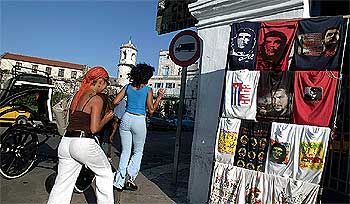 Venta de camisetas con la imagen del Che en La Habana, que hoy celebra su el 75º aniversario de su nacimiento.