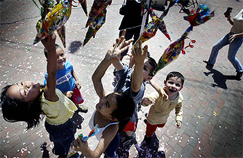 Juegos y fiestas para la convivencia en el Raval