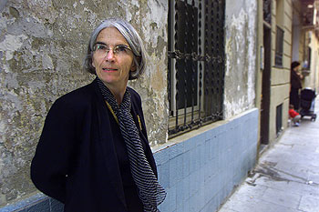 Donna Leon, junto a la librería Negra y Criminal, en la Barceloneta.rnrn  MARCEL.LÍ SÁENZ