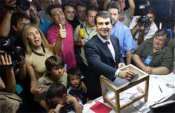 Joan Laporta, en el momento de votar, ayer, en el Miniestadi.