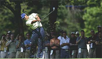 Tiger Woods conecta un golpe en el tercer hoyo de su ronda del sábado en el Open de Estados Unidos.