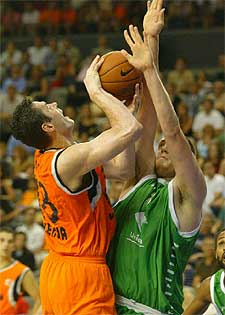 Tomasevic intenta un lanzamiento a canasta ante Weis.