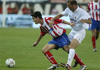 Zidane y Jorge pugnan por un balón durante el partido de ayer.