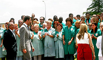 El Príncipe inaugura en Térmens una fábrica de fruta pelada