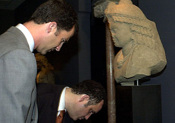 El príncipe Felipe y el director de Casa Asia, Ion de la Riva, ante una de las piezas de la exposición  Presencia divina. 