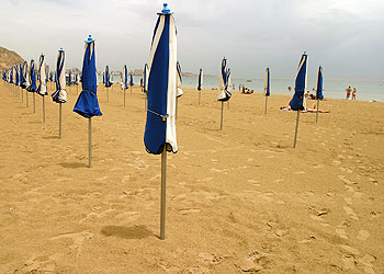 La lluvia vacía las playas.