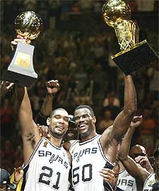 Tim Duncan (a la izquierda) y David Robinson, las imágenes del triunfo.
