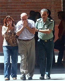 Un guardia civil acompaña a dos personas que acudieron a la comandancia tras el tiroteo.