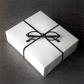 Fotografía de Chema Madoz con el poema  Gafas,  de Joan Brossa: 