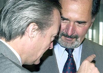 Josep Piqué (a la izquierda) habla con Bernd Pischetsrieder tras anunciar la inversión ayer. rnrn EFE