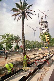 El tranvía del Besòs avanza hacia el Fòrum 2004