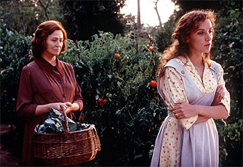 De izquierda a derecha, las actrices Julieta Serrano y Marta Belaustegui, en un fotograma de  Cuando vuelvas a mi lado. 