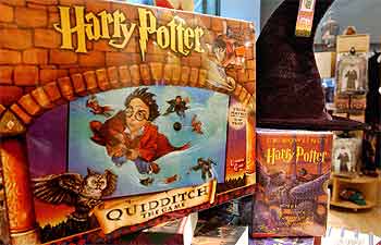 La nueva entrega de Harry Potter espera en las tiendas junto al resto de productos sobre el niño mago creado por J. K. Rowling.