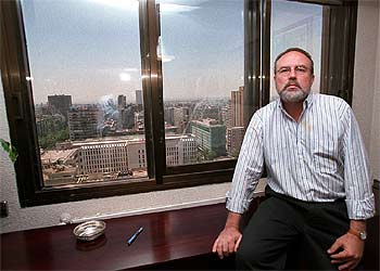 Eduardo Tamayo, ayer, en el despacho de su abogado, en la madrileña plaza de Castilla.rnrn  rnrnRICARDO GUTIÉRREZ