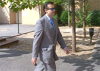 Francisco Bravo, a su llegada a las oficinas de la promotora inmobiliaria Euroholding, en Villaviciosa de Odón. rnrn EFE