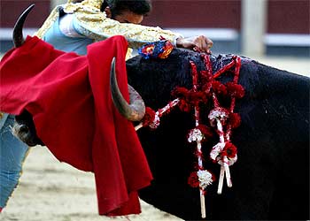 El Califa, en su primer toro.