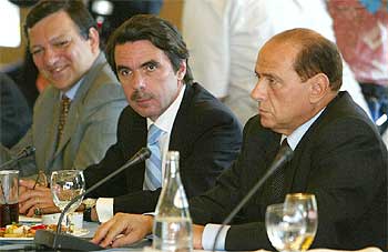 José María Aznar, Silvio Berlusconi (derecha) y José Manuel Durão Barroso, en el encuentro del PPE en Sani.