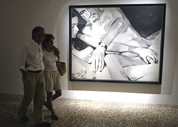 Dos visitantes contemplan 'Lieber Maler, Male mir', de Martin Kippenberger, en el pabellón alemán.