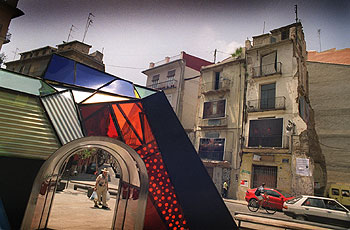 'Martian rock with tunnel' (2003), obra de Dennis Oppenheim expuesta en la Bienal de Valencia.