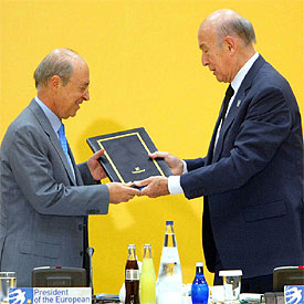 Giscard (derecha) entrega un borrador de la Constitución europea al presidente de la UE, el griego Costas Simitis.rnrn  EPA