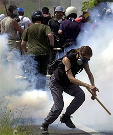 Un manifestante durante la protesta de ayer en Neos Marmaras.