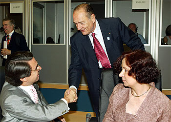 El presidente francés, Jacques Chirac, saluda a José María Aznar y a Ana Palacio, ayer en Salónica.rnrn  AFP