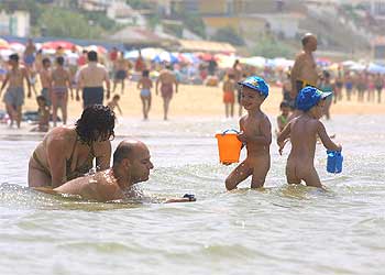 Bañistas, ayer, en la playa onubense de Matalascañas.
