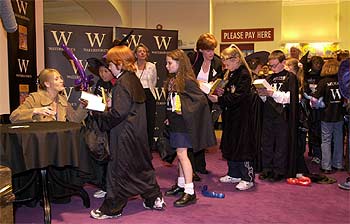 J. K. Rowling firma ejemplares de su nueva obra en una librería de Edimburgo.