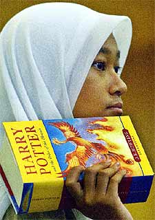 Una joven de Malaisia, con el nuevo libro, en Kuala Lumpur.