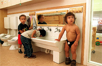 Niños escolarizados en el centro Duran i Bas del barcelonés barrio de Les Corts.